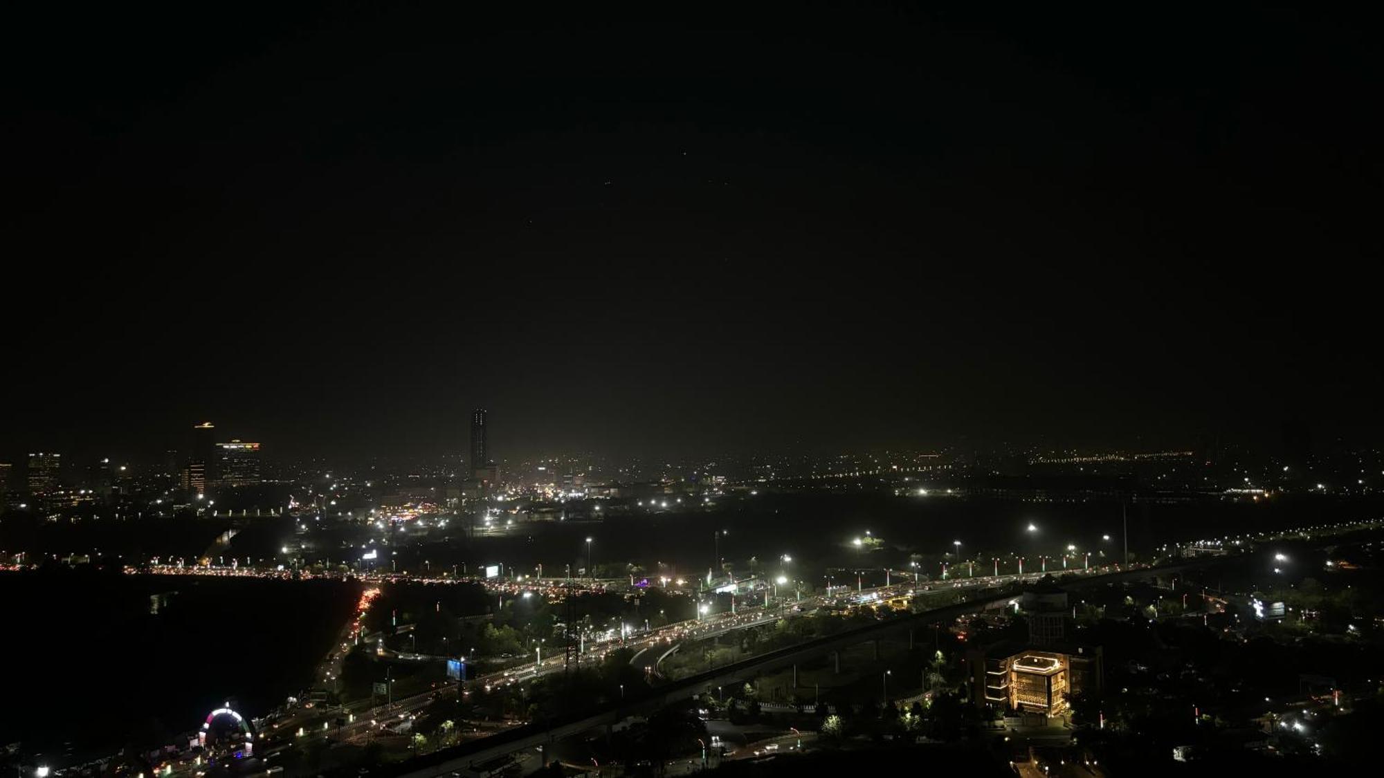 Countryside Luxury Suites - Supernova Noida Нью-Дели Экстерьер фото