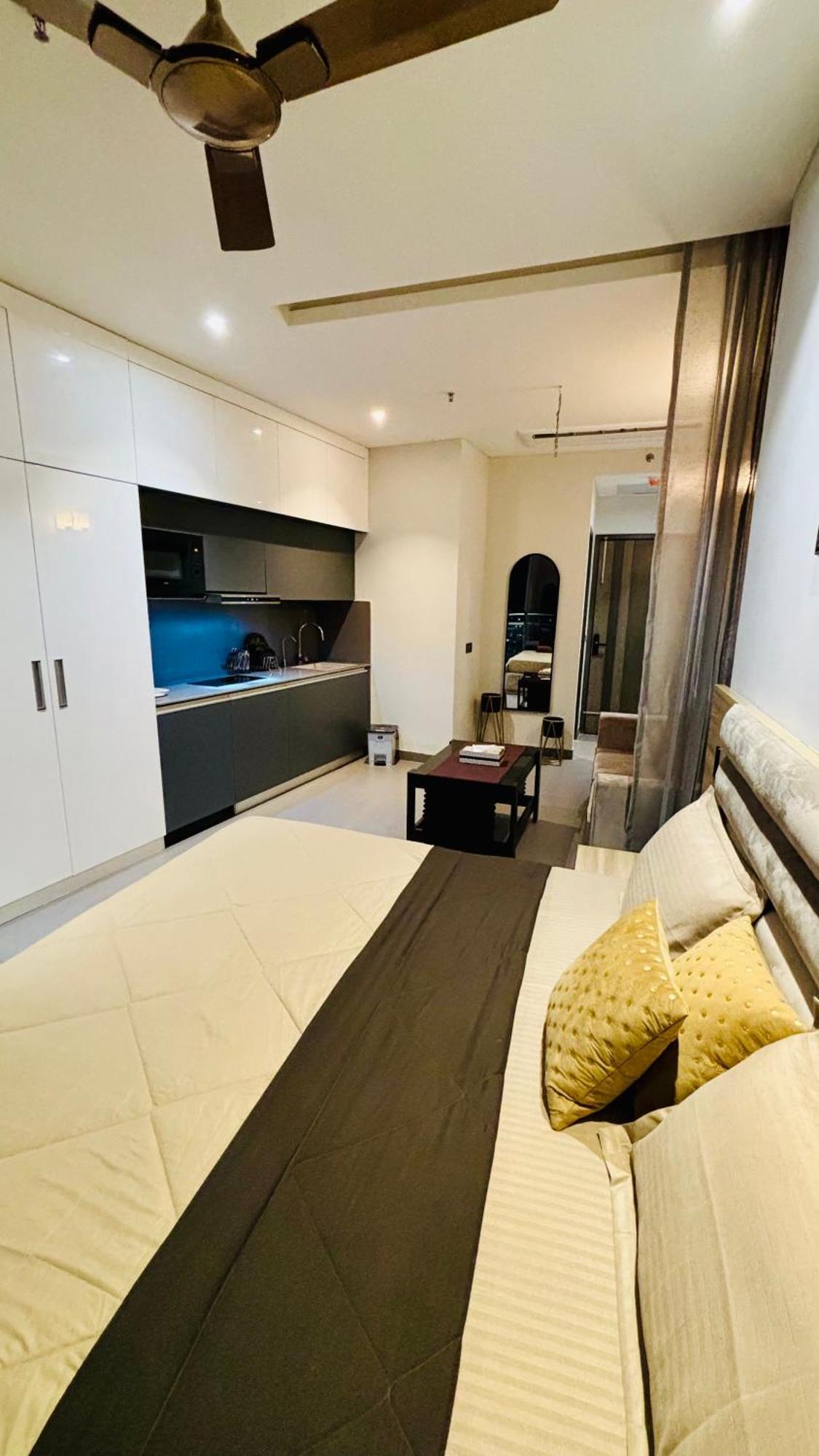 Countryside Luxury Suites - Supernova Noida Нью-Дели Экстерьер фото